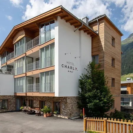 Charly Hotell 3*